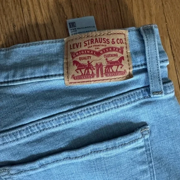 Levi's Women's Light Blue Skinny Jeans - Picture 8 of 8
